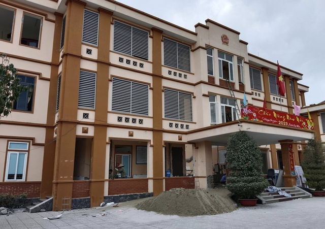 Chủ tịch xã nói gì về việc tháo dỡ trụ sở để xoay hướng - Ảnh 2. Chủ tịch xã nói gì về việc tháo dỡ trụ sở để xoay hướng - Ảnh 2.