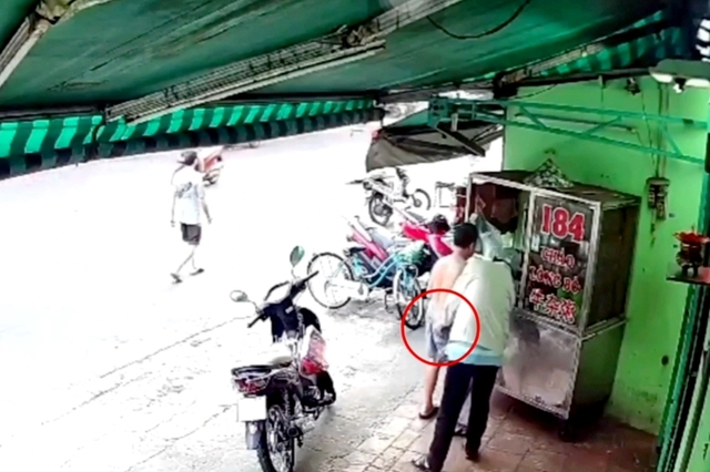 Camera ghi cảnh kẻ gian móc túi chủ nhà ở TPHCM - Ảnh 1.