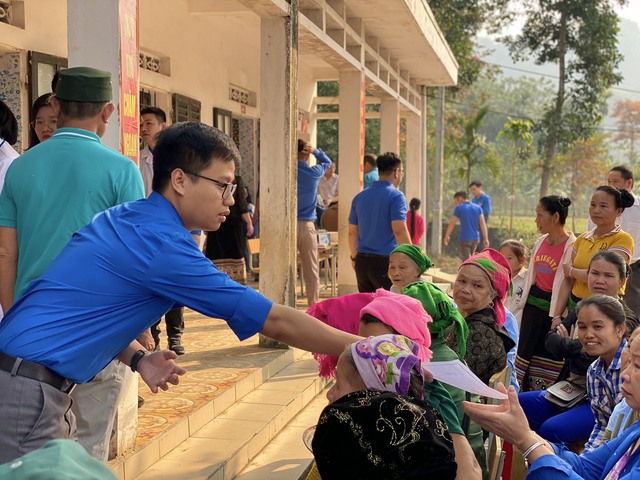 Đoàn Thanh niên Bộ Y tế khám bệnh và tặng thuốc miễn phí cho ba con vùng xâu, vùng xa Nghệ An - Ảnh 9.
