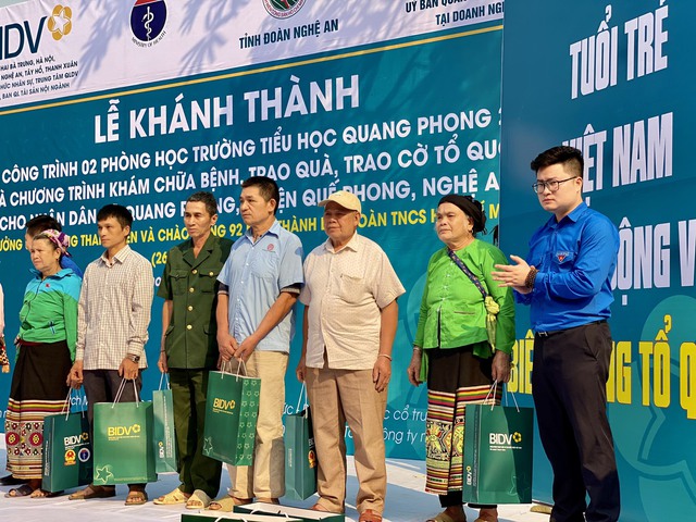 Đoàn Thanh niên Bộ Y tế khám bệnh và tặng thuốc miễn phí cho ba con vùng xâu, vùng xa Nghệ An - Ảnh 5.