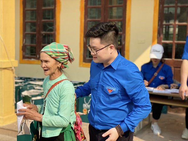 Đoàn Thanh niên Bộ Y tế khám bệnh và tặng thuốc miễn phí cho ba con vùng xâu, vùng xa Nghệ An - Ảnh 7.