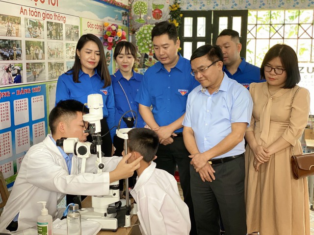 Đoàn Thanh niên Bộ Y tế khám bệnh và tặng thuốc miễn phí cho ba con vùng xâu, vùng xa Nghệ An - Ảnh 2.