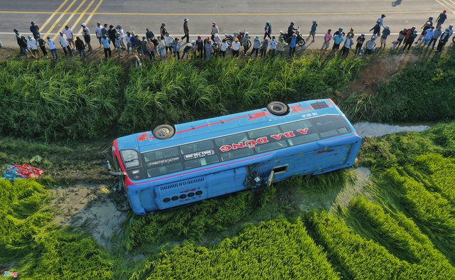 Thông tin mới nhất vụ ôtô khách lật xuống ruộng tài xế tử nạn ở Quảng Ngãi - Ảnh 1.