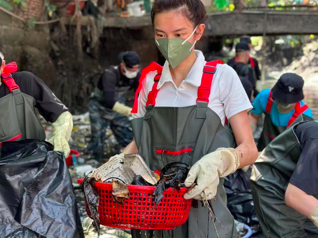 Hoa hậu Thùy Tiên lăn xả giữa kênh ngập rác, nhắn fan một câu đắt giá - Ảnh 5.