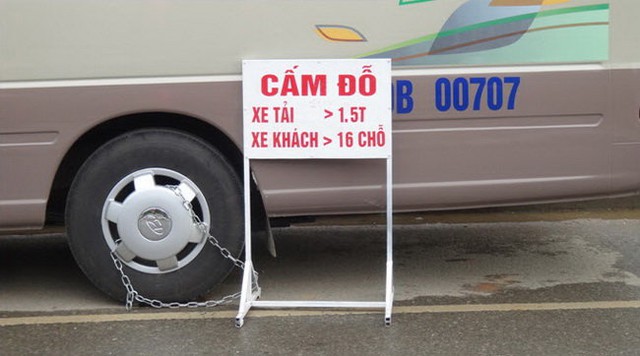 Bảo vệ khóa bánh xe ô tô dừng đỗ sai quy định tại các khu đô thị có đúng quy định? - Ảnh 2.