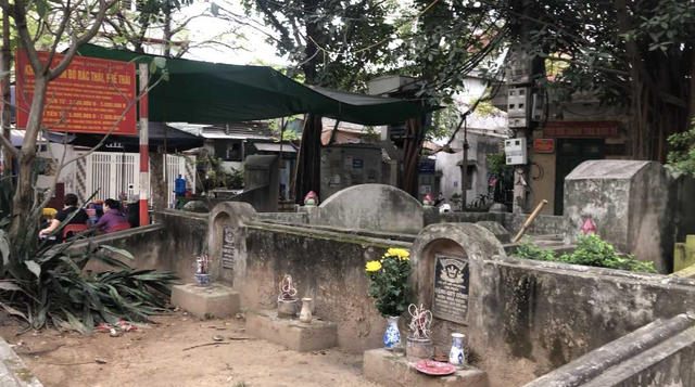 Chuyện lạ có thật tại Hà Nội: Những ngôi mộ nằm sát nhà dân - Ảnh 1.