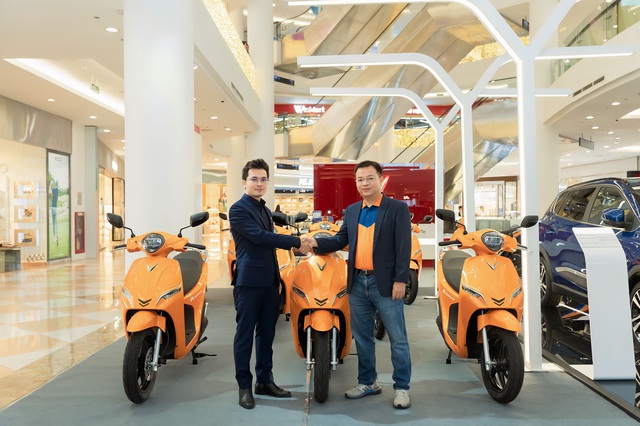 Ahamove mua 200 xe Vinfast để triển khai dịch vụ cho thuê xe máy điện đầu tiên tại việt nam - Ảnh 2.