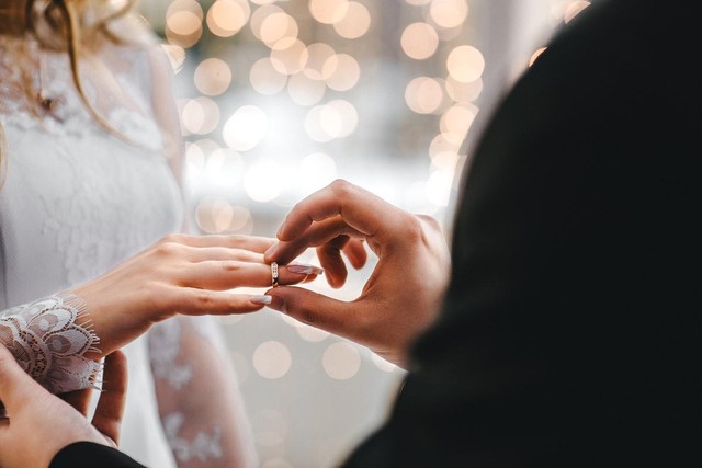 Biến đám cưới của bạn thành trò hề vì lộ chuyện ngoại tình ngay giữa bữa tiệc - Ảnh 1.