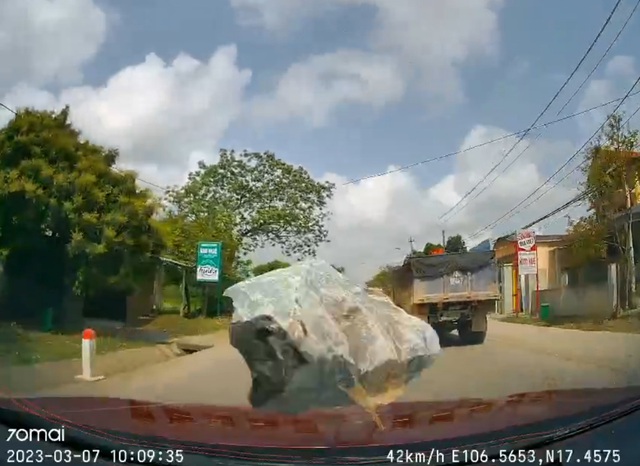 Video: Kinh hãi cảnh tảng đá lớn bay thẳng vào đầu ô tô đang di chuyển - Ảnh 1.