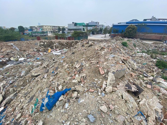 Bãi rác thải tồn tại suốt thời gian dài trong lòng thành phố - Ảnh 1.