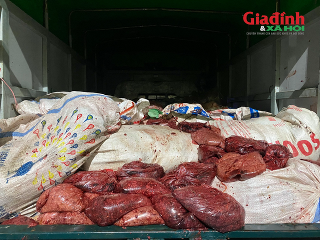 Kinh hoàng 4 tấn thịt lợn biến đổi màu sắc, bốc mùi hôi thối được sơ chế, hút chân không để dễ dàng tiêu thụ - Ảnh 3.