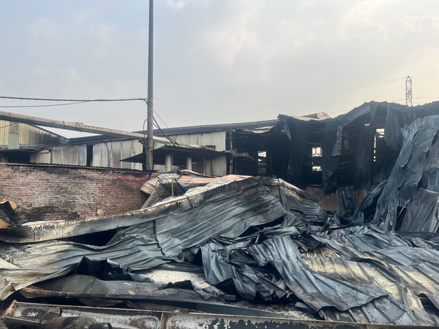 Hà Nội: Nhà xưởng rộng hơn 1.000m2 bất ngờ bốc cháy dữ dội - Ảnh 1.