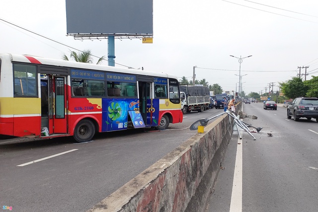 Xe buýt va chạm trên quốc lộ 1, 3 người nhập viện cấp cứu - Ảnh 2.