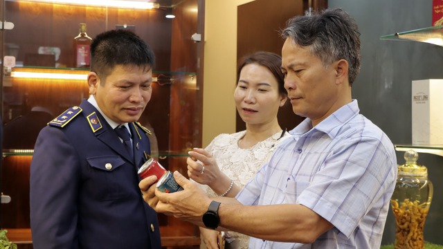 Chủ tịch huyện Tu Mơ Rông chỉ 'mẹo' nhận diện đúng sâm Ngọc Linh trên thị trường - Ảnh 3.