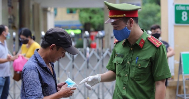 Hà Nội yêu cầu người dân sử dụng phương tiện công cộng phải đeo khẩu trang - Ảnh 1.