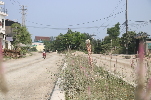 Vụ dân sống chung với bụi bẩn do đường vướng mặt bằng: Xử lý dứt điểm - Ảnh 4.