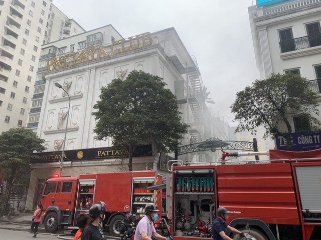 Video: Cháy lớn tại quán karaoke ở Hà Nội - Ảnh 2.
