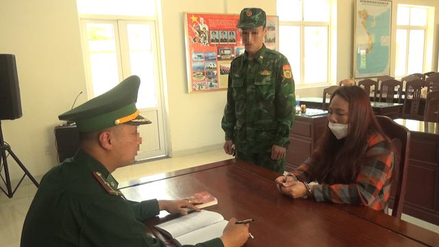 Lực lượng chức năng lấy lời khai đối tượng Nguyễn Thị Nhung. Ảnh M.Hùng