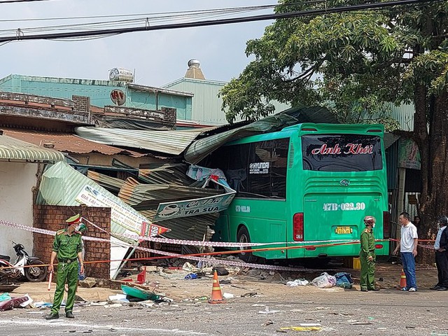 Tin sáng 3/4: Diễn biến mới nhất vụ 4 biển số xe siêu đẹp; Xe khách lao vào nhà dân gây tai nạn kinh hoàng; Miền Bắc nắng nóng gay gắt - Ảnh 2.