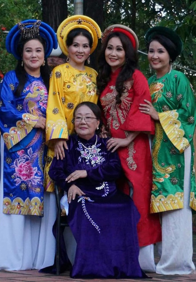 Thanh Hằng bên các chị em và mẹ - nghệ sĩ Kim Hoa. Gia đình nghệ sĩ có truyền thống lâu đời về nghệ thuật cải lương.