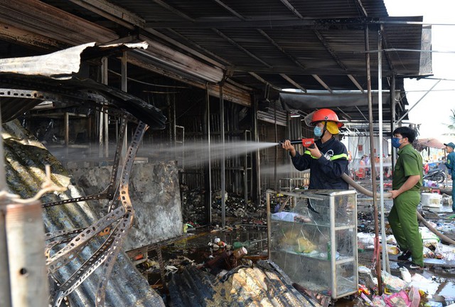Video: Cháy chợ ở Đồng Tháp, nhiều kiốt bị thiêu rụi - Ảnh 2.