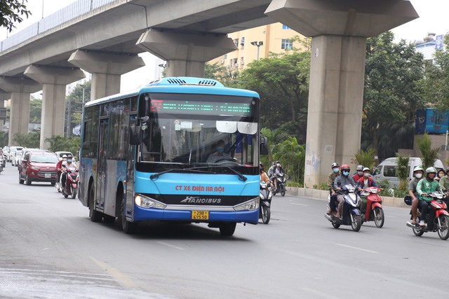 Hà Nội: Tăng cường thêm 28 xe buýt, phục vụ nhu cầu đi lại của người dân vào dịp lễ 30/4-1/5 - Ảnh 1.