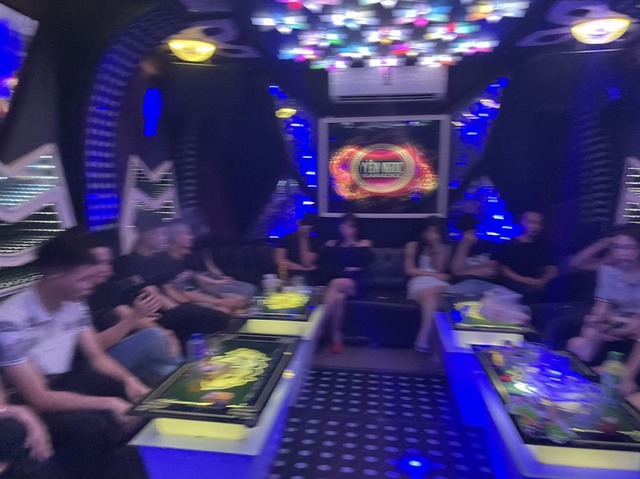 Quảng Ninh: Phát hiện 20 nam nữ sử dụng ma tuý trong quán karaoke - Ảnh 1.