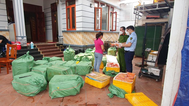 Hà Nội: Kinh hoàng hàng trăm kilogram trứng non, nầm lợn bốc mùi hôi thối vẫn được đóng thùng tiêu thụ - Ảnh 2.