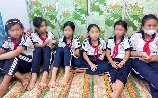 Bình Phước: Ăn kẹo mua trước cổng trường, 9 học sinh ngộ độc nhập viện - Ảnh 2.