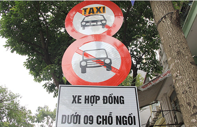 Hà Nội dỡ biển cấm taxi trên nhiều tuyến phố - Ảnh 1.