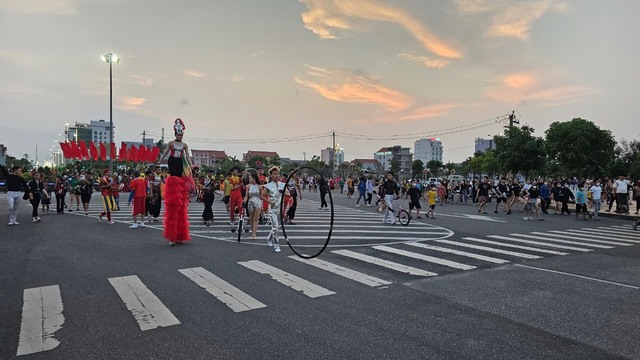 Thành phố Đồng Hới náo nhiệt, đa sắc trong lễ hội đường phố - Ảnh 7.