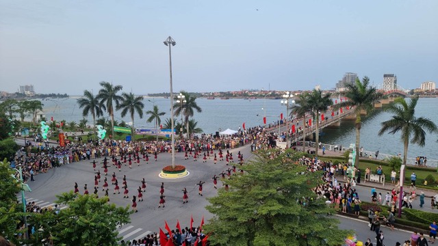 Thành phố Đồng Hới náo nhiệt, đa sắc trong lễ hội đường phố - Ảnh 5.