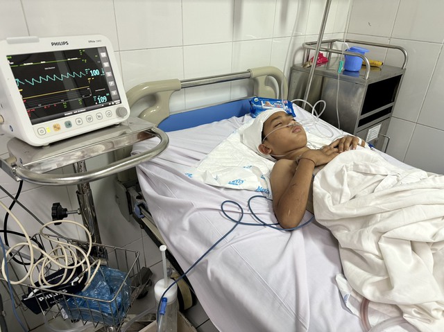 Xót thương bé trai dân tộc Thái chấn thương nặng, hôn mê sau tai nạn xe lao xuống vực cùng ông nội - Ảnh 2.