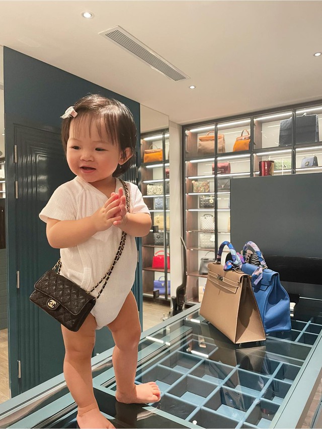 Ái nữ nhà Cường Đô La: Hơn 2 tuổi đã sở hữu bộ sưu tập đồ hiệu đắt đỏ, chỉ giày dép đã hàng chục triệu - Ảnh 3.