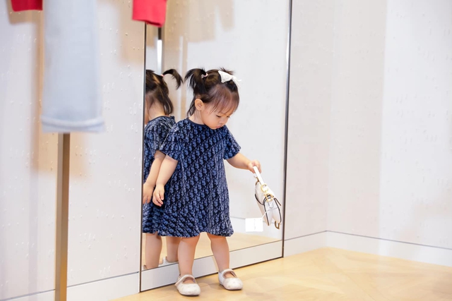 Ái nữ nhà Cường Đô La: Hơn 2 tuổi đã sở hữu bộ sưu tập đồ hiệu đắt đỏ, chỉ giày dép đã hàng chục triệu - Ảnh 10.