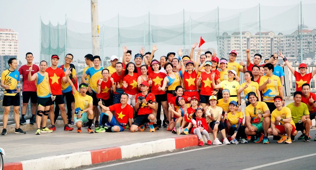 Ngắm Sài Gòn ngày 30/4 tuyệt đẹp cùng hàng trăm runner tham gia &quot;Saigon City Tour&quot; - Ảnh 14.