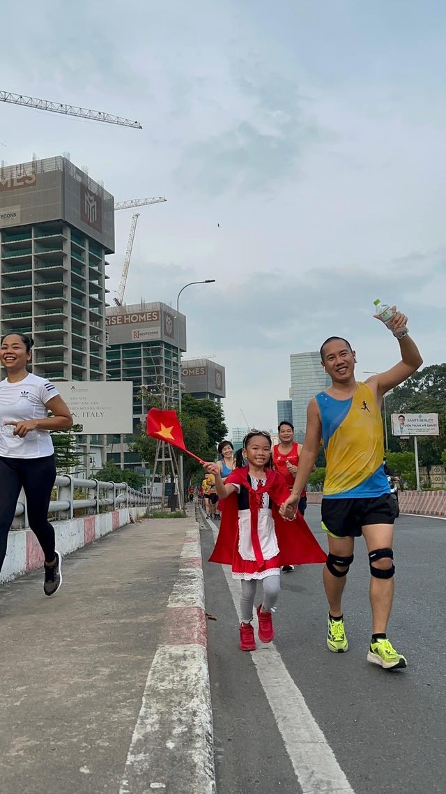 Ngắm Sài Gòn ngày 30/4 tuyệt đẹp cùng hàng trăm runner tham gia &quot;Saigon City Tour&quot; - Ảnh 11.