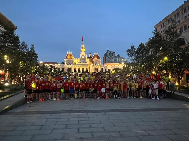 Ngắm Sài Gòn ngày 30/4 tuyệt đẹp cùng hàng trăm runner tham gia &quot;Saigon City Tour&quot; - Ảnh 2.