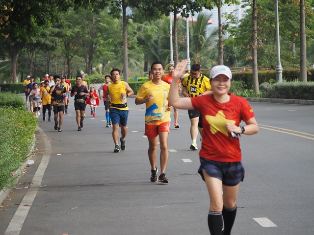 Ngắm Sài Gòn ngày 30/4 tuyệt đẹp cùng hàng trăm runner tham gia &quot;Saigon City Tour&quot; - Ảnh 3.
