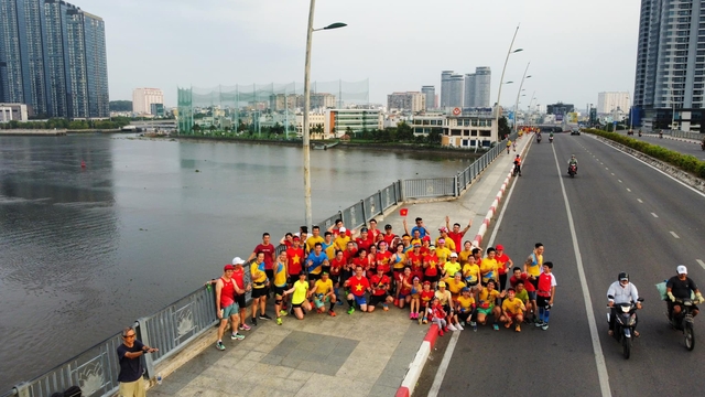 Ngắm Sài Gòn ngày 30/4 tuyệt đẹp cùng hàng trăm runner tham gia &quot;Saigon City Tour&quot; - Ảnh 13.