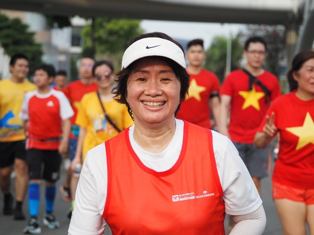 Ngắm Sài Gòn ngày 30/4 tuyệt đẹp cùng hàng trăm runner tham gia &quot;Saigon City Tour&quot; - Ảnh 7.