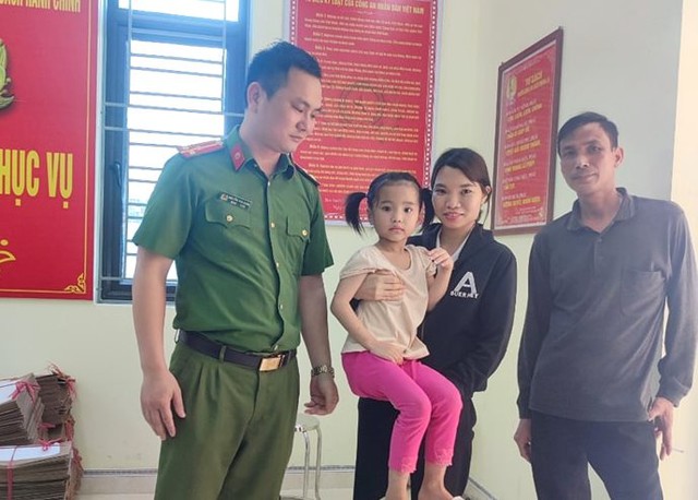 Cho con về quê ngoại chơi, bé gái 5 tuổi huyện Ninh Giang bị lạc và được công an xã tìm giúp - Ảnh 1.