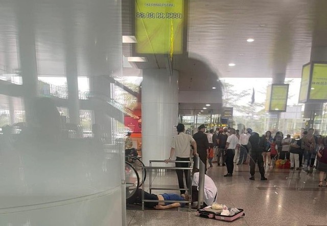 Người đàn ông nước ngoài ngã từ tầng 3 sân bay Nội Bài xuống đất tử vong - Ảnh 1.