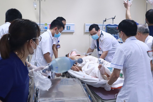 Hình ảnh các bác sĩ căng mình cấp cứu các bệnh nhân nặng vụ tai nạn liên hoàn ở đường Võ Chí Công - Ảnh 3.