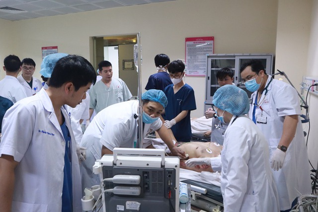 Hình ảnh các bác sĩ căng mình cấp cứu các bệnh nhân nặng vụ tai nạn liên hoàn ở đường Võ Chí Công - Ảnh 4.