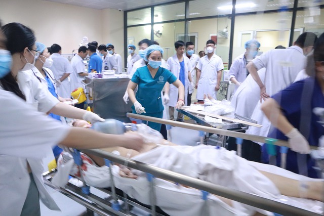 Hình ảnh các bác sĩ căng mình cấp cứu các bệnh nhân nặng vụ tai nạn liên hoàn ở đường Võ Chí Công - Ảnh 1.