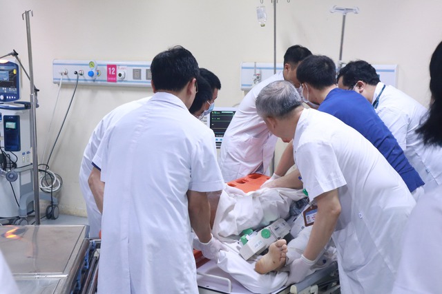 Hình ảnh các bác sĩ căng mình cấp cứu các bệnh nhân nặng vụ tai nạn liên hoàn ở đường Võ Chí Công - Ảnh 2.