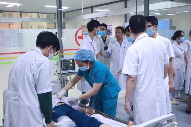 Hình ảnh các bác sĩ căng mình cấp cứu các bệnh nhân nặng vụ tai nạn liên hoàn ở đường Võ Chí Công - Ảnh 5.