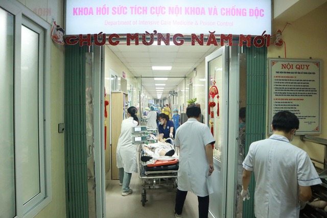 Hình ảnh các bác sĩ căng mình cấp cứu các bệnh nhân nặng vụ tai nạn liên hoàn ở đường Võ Chí Công - Ảnh 7.
