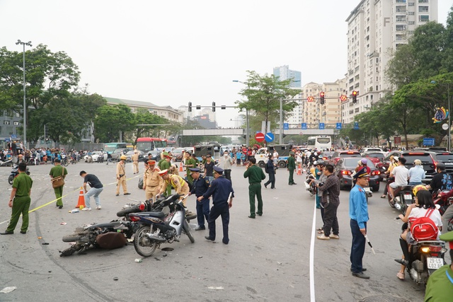 Hiện trường vụ tai nạn liên hoàn ở ngã tư đường Võ Chí Công - Ảnh 5.